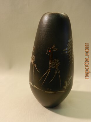 engobe vase mit hirschbild