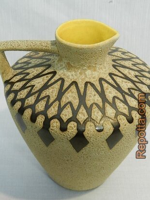 unbekannt stylized vase VERKAUFT