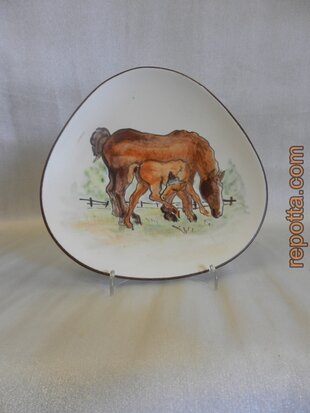 Ilkra handpainted plate with horse en foal