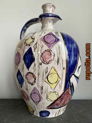 vintage kruik met persoon in kleermakerszit