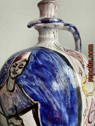 vintage kruik met persoon in kleermakerszit