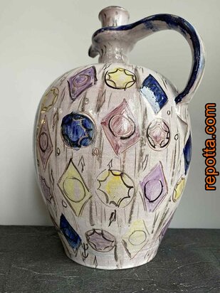 vintage kruik met persoon in kleermakerszit