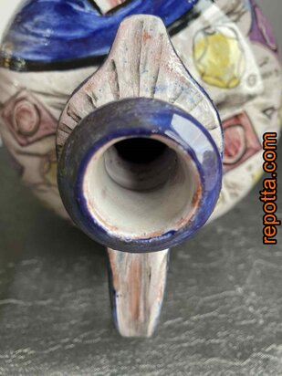 vintage kruik met persoon in kleermakerszit