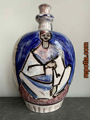 vintage kruik met persoon in kleermakerszit