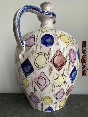 vintage kruik met persoon in kleermakerszit