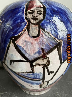 vintage kruik met persoon in kleermakerszit