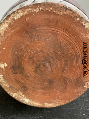 vintage kruik met persoon in kleermakerszit