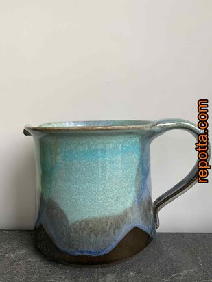  schenkkan studiokeramiek met ondertekening