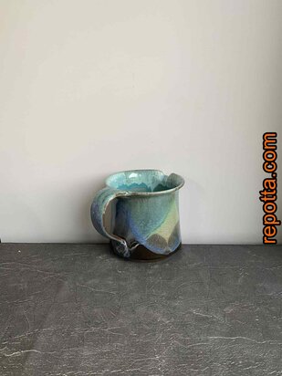  schenkkan studiokeramiek met ondertekening