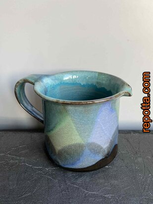  schenkkan studiokeramiek met ondertekening