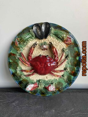  majolica bord met zeekrab tussen zand en schelpen 