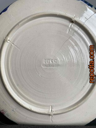  majolica bord met zeekrab tussen zand en schelpen 