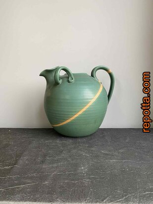 vintage traditionele ondertekende waterkan 