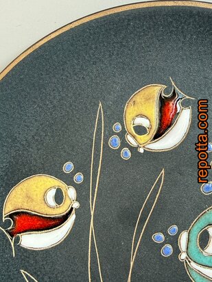 ruscha engobe wandbord moeder vis met haar kinderen