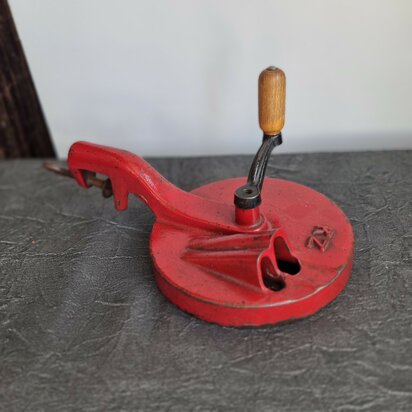 robuust gietijzeren vintage snijbonenmolen uit grootmoeders tijd