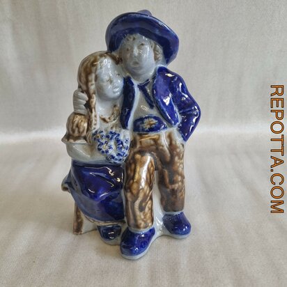 verliefd stel zittend op bankje keramiek blauw met bruine glazuur
