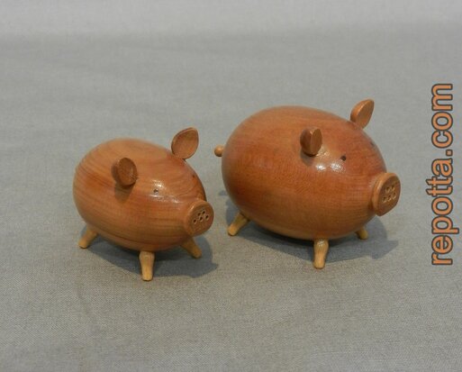 salt and peppershaker wood pig SOLD