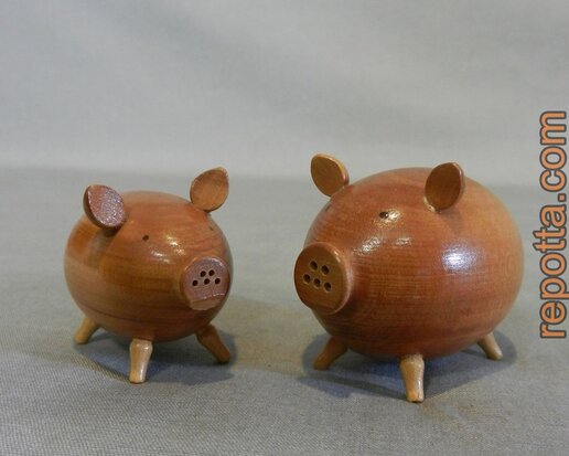 salt and peppershaker wood pig SOLD