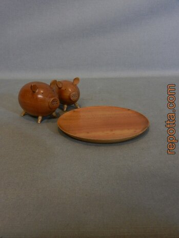 salt and peppershaker wood pig SOLD