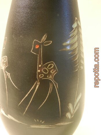 engobe vase mit hirschbild