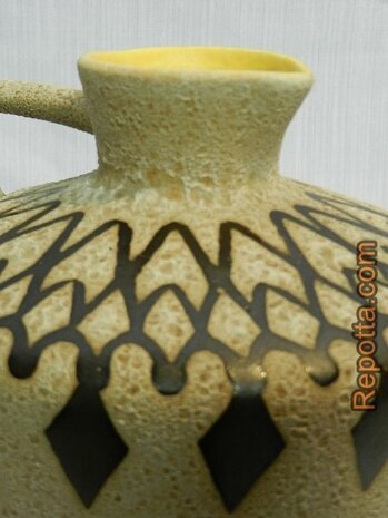 unbekannt stylized vase VERKAUFT