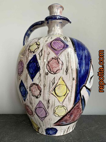 vintage kruik met persoon in kleermakerszit