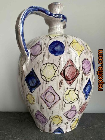 vintage kruik met persoon in kleermakerszit