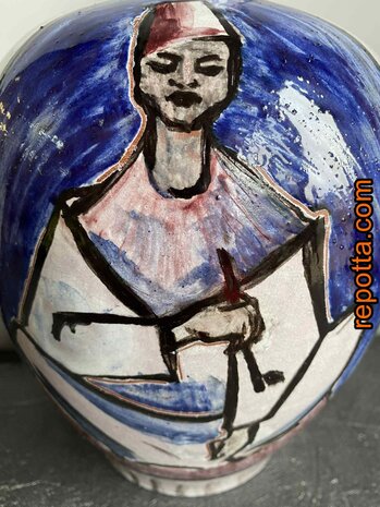 vintage kruik met persoon in kleermakerszit