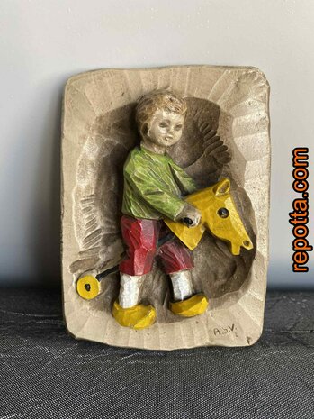 stokpaardje wandreliëf van kunstenaarsgroep A.S.V.