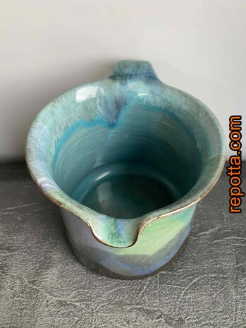  schenkkan studiokeramiek met ondertekening