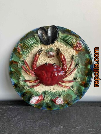  majolica bord met zeekrab tussen zand en schelpen 