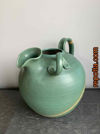 vintage traditionele ondertekende waterkan 