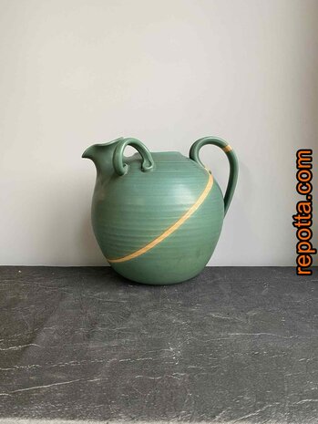 vintage traditionele ondertekende waterkan 