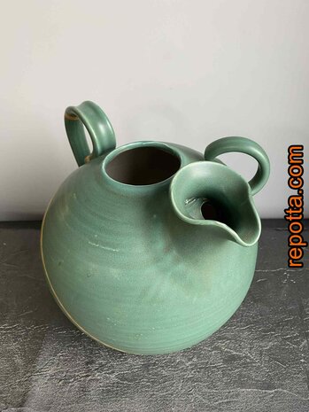 vintage traditionele ondertekende waterkan 