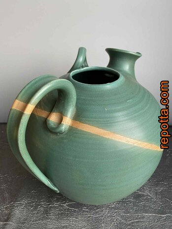 vintage traditionele ondertekende waterkan 