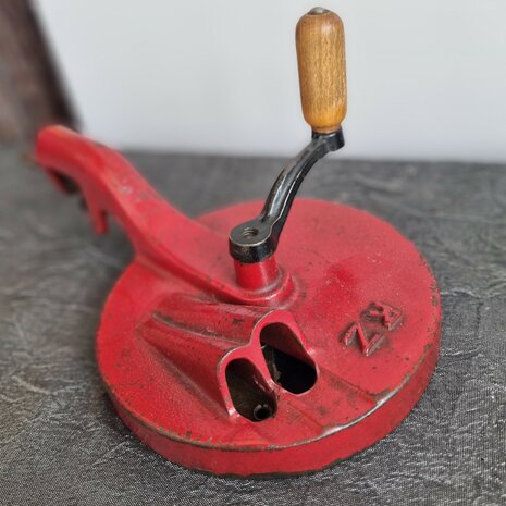 robuust gietijzeren vintage snijbonenmolen uit grootmoeders tijd
