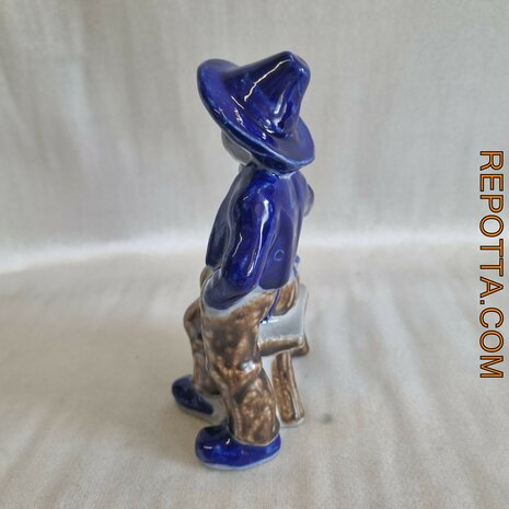 verliefd stel zittend op bankje keramiek blauw met bruine glazuur