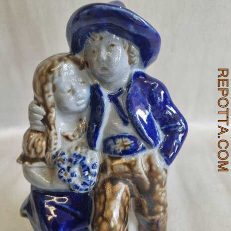 verliefd stel zittend op bankje keramiek blauw met bruine glazuur