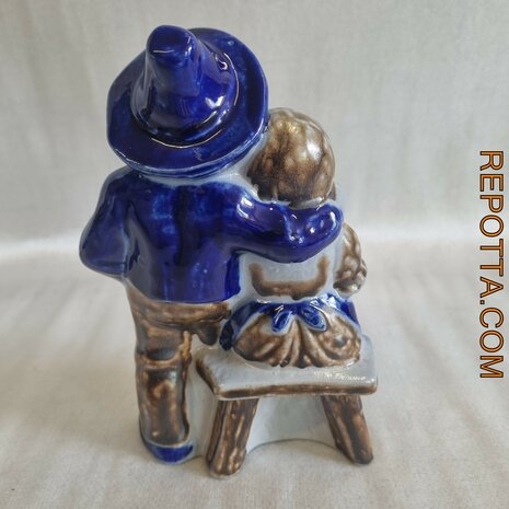 verliefd stel zittend op bankje keramiek blauw met bruine glazuur