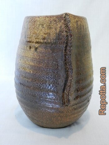 vase with mistery signature
