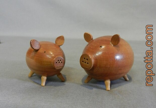 salt and peppershaker wood pig SOLD