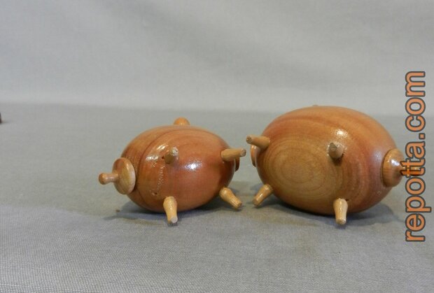 salt and peppershaker wood pig SOLD